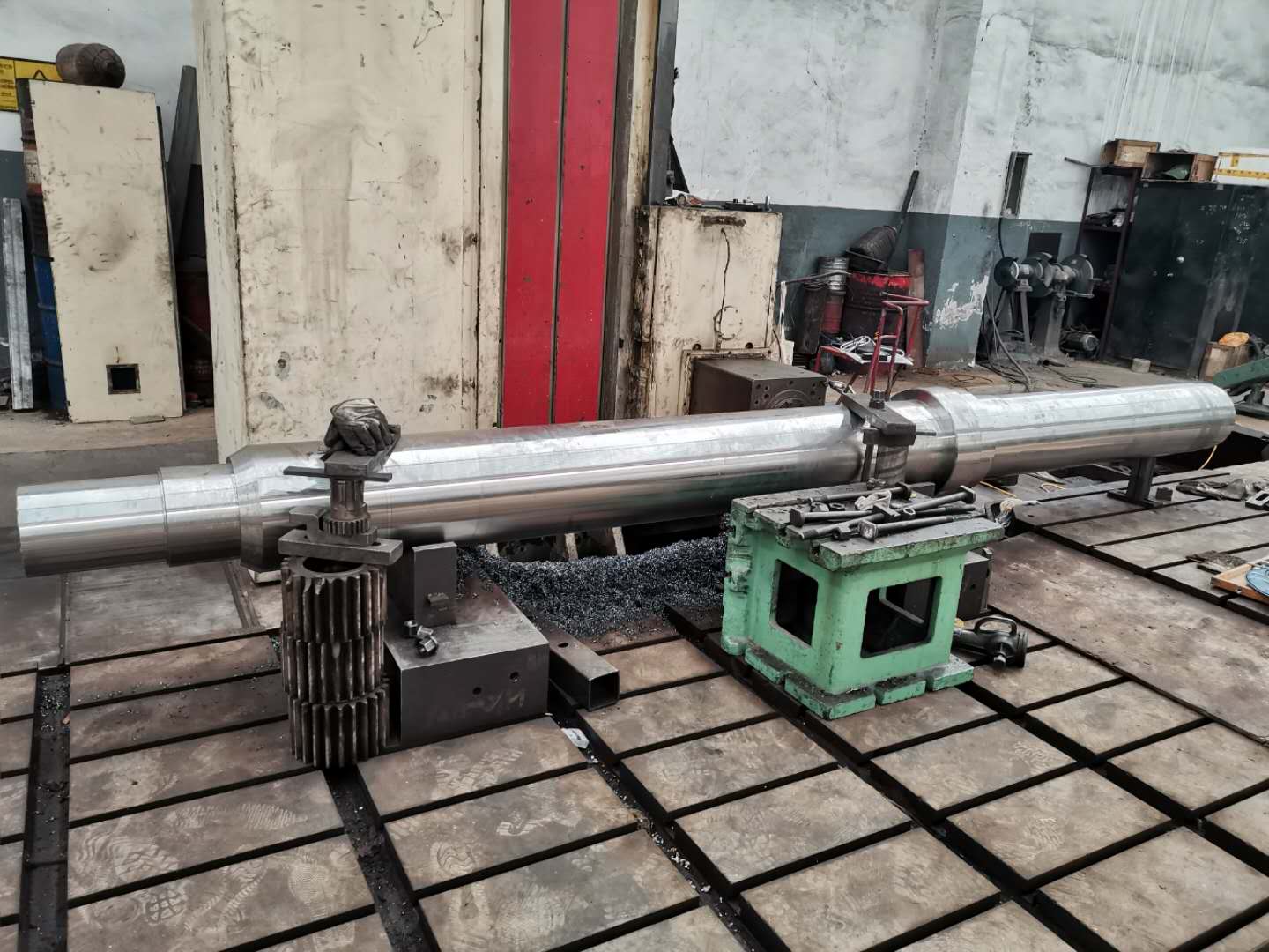 細(xì)長(zhǎng)軸車削加工形變?cè)蚣皩?duì)策